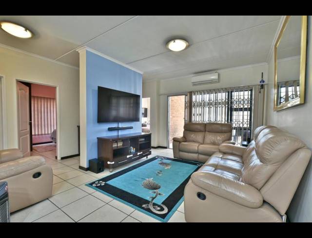 3 BEDROOM APARTMENT FOR SALE IN OAKDENE